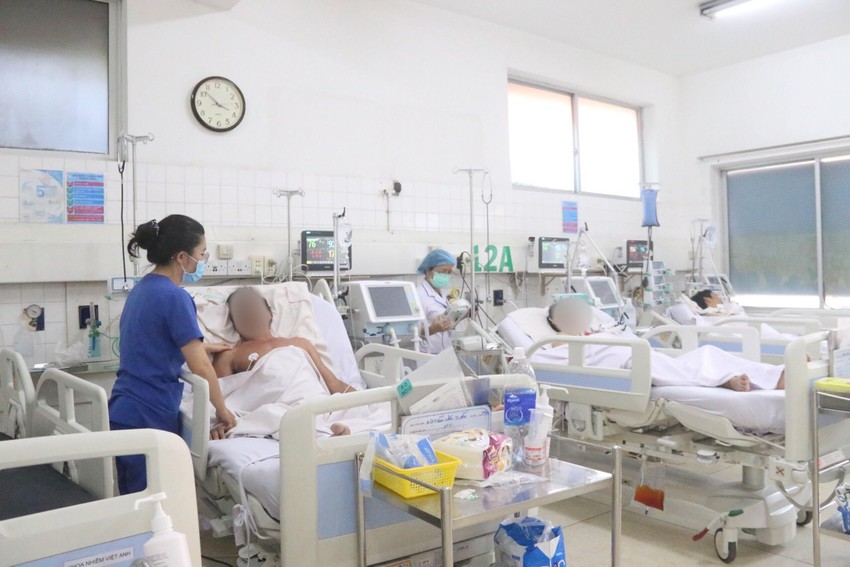 Các điều dưỡng tất bật công việc chăm sóc bệnh nhân. 