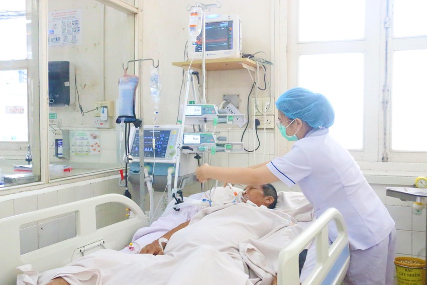 Chị Lê Huỳnh Trâm hằng ngày chăm sóc từ ba đến bốn BN nặng. 