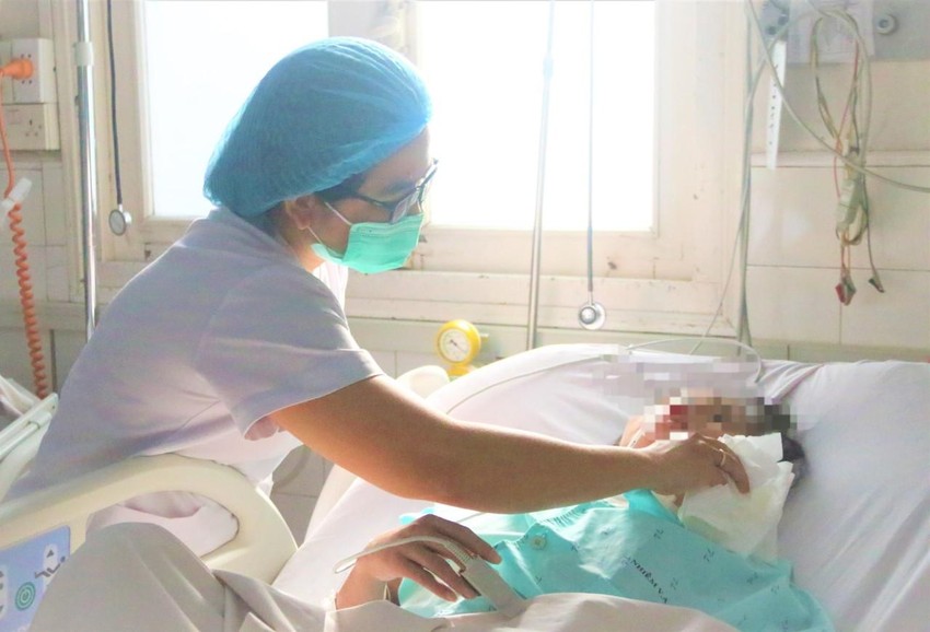Chị Nguyễn Thị Kiều Mỹ hằng ngày đi từng phòng thăm nom bệnh nhân